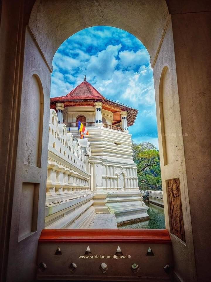 Explore the Temple of the Sacred Tooth Relic (Kandy)