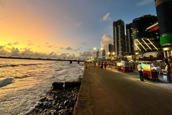 Visit Galle Face Green sunset stroll