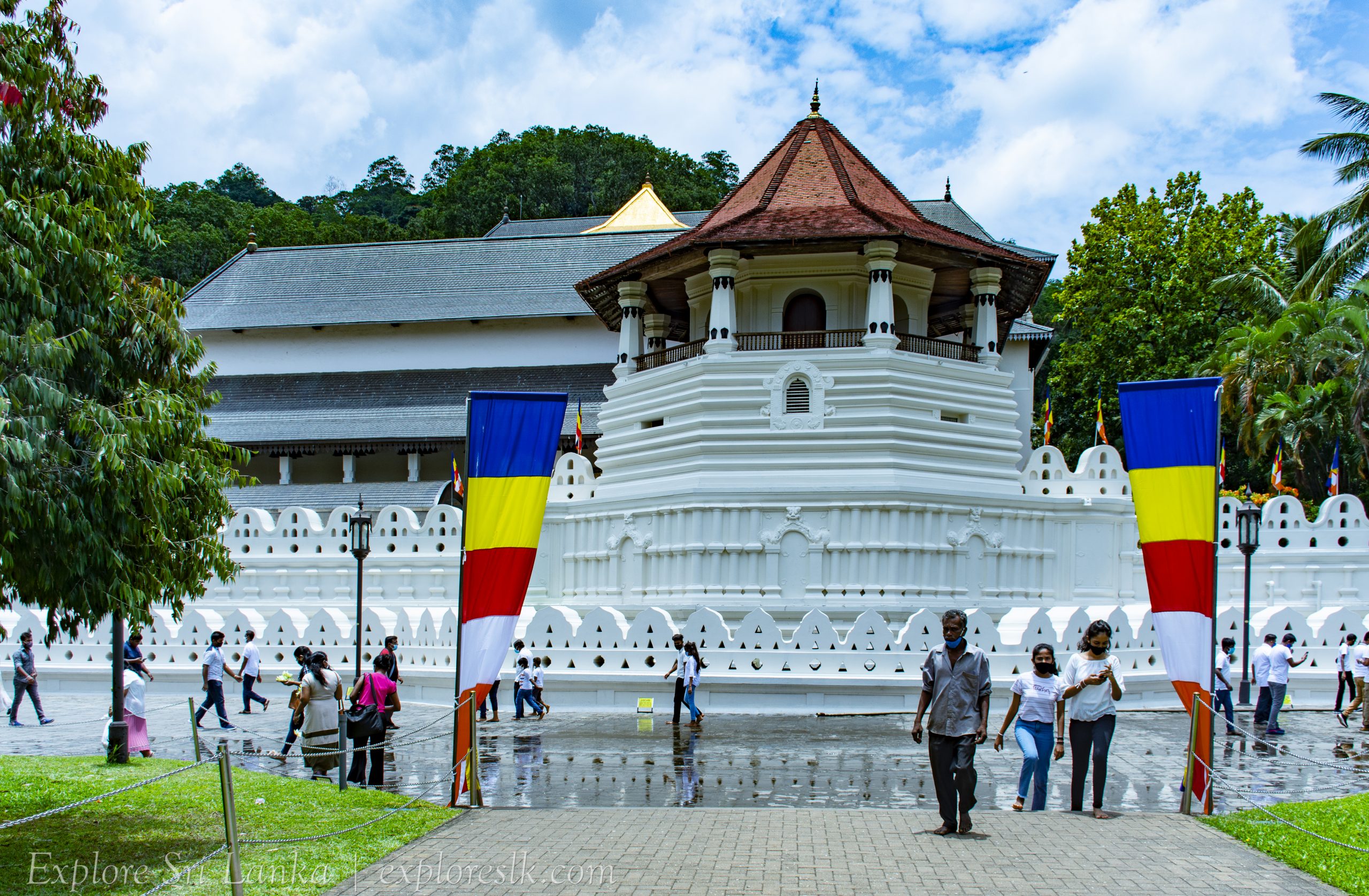 Visit Temple of the Tooth Relic (Sri Dalada Maligawa )
